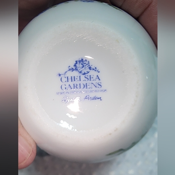 ELIZABETH ARDEN EUC NEVER USED CHELSEA GARDENS CANDLE CERAMIC JAR - Picture 2 of 4